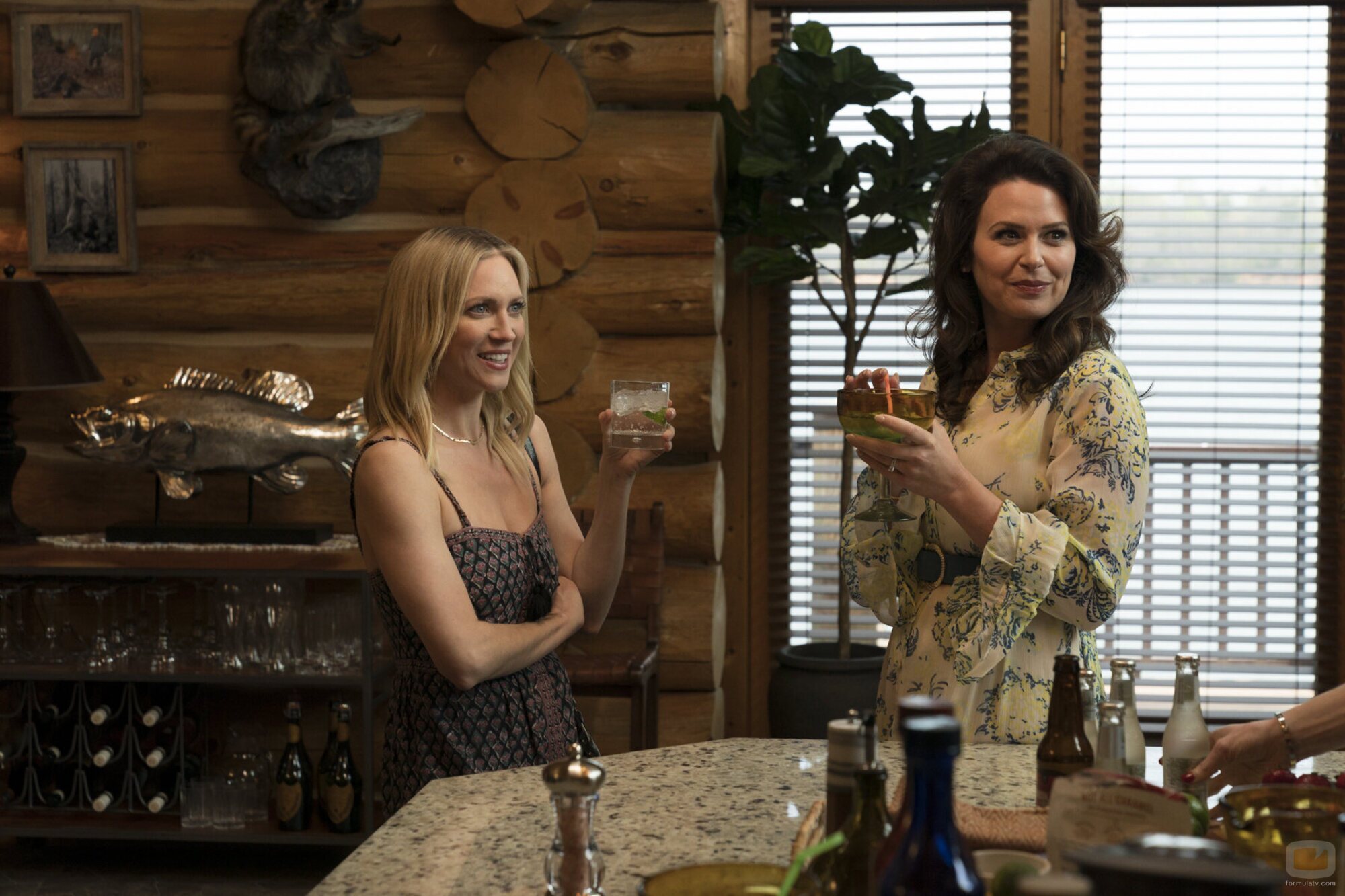 Katie Lowes y Brittany Snow en 'Lugares extraños y desconocidos' de 'Las esposas cazadoras'