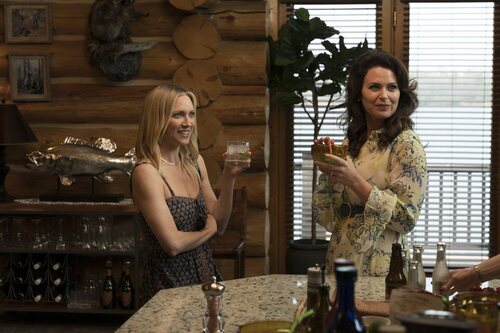 Katie Lowes y Brittany Snow en 'Lugares extraños y desconocidos' de 'Las esposas cazadoras'