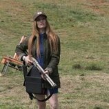 Jaime Ray Newman en la temporada 1 y el capítulo 01 de 'Las esposas cazadoras'