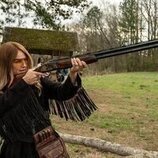 Malin Akerman en la temporada 1 y el capítulo 01 de 'Las esposas cazadoras'