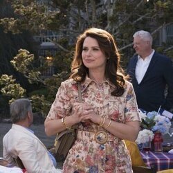 Katie Lowes en 'Lugares extraños y desconocidos' de 'The Hunting Wives'