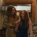 Jaime Ray Newman y Malin Akerman en la temporada 1 y el capítulo 01 de 'Las esposas cazadoras'