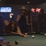 Still de Jaime Ray Newman y Malin Akerman en la temporada 1 y el capítulo 01 de 'Las esposas cazadoras'