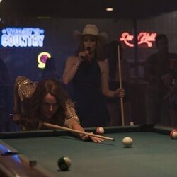 Still de Jaime Ray Newman y Malin Akerman en la temporada 1 y el capítulo 01 de 'Las esposas cazadoras'