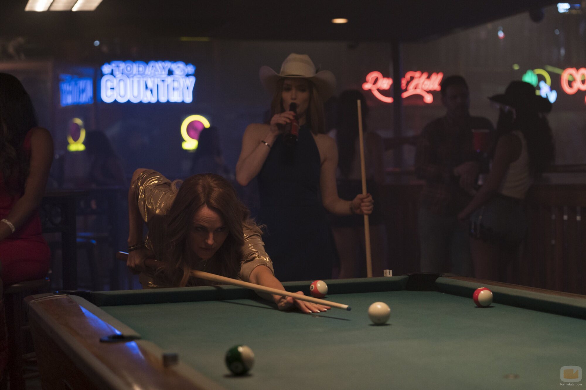Still de Jaime Ray Newman y Malin Akerman en la temporada 1 y el capítulo 01 de 'Las esposas cazadoras'