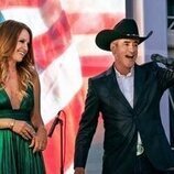 Dermot Mulroney y Malin Akerman en el 1x01 de 'Las esposas cazadoras'