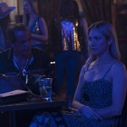 Foto de Brittany Snow en la temporada 1 y el capítulo 01 de 'Las esposas cazadoras'