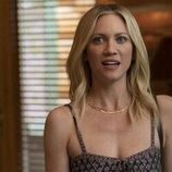 Brittany Snow en 'Lugares extraños y desconocidos' de 'Las esposas cazadoras'