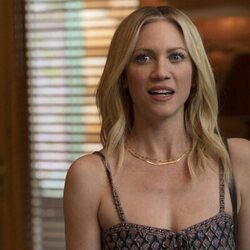Brittany Snow en 'Lugares extraños y desconocidos' de 'Las esposas cazadoras'