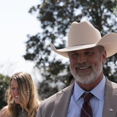 Branton Box en el 1x01 de 'The Hunting Wives'