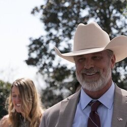 Branton Box en el 1x01 de 'The Hunting Wives'