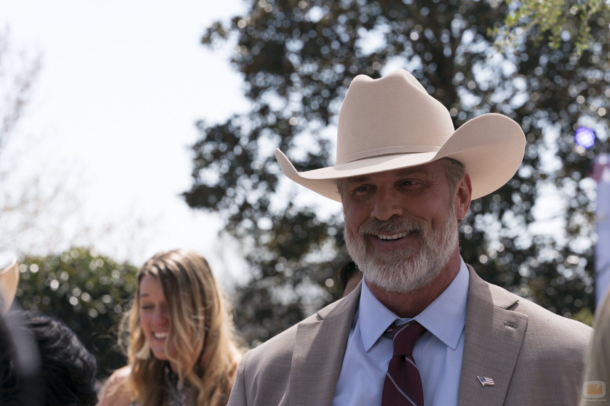 Branton Box en el 1x01 de 'The Hunting Wives'
