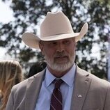 Escena de Branton Box en el 1x01 de 'The Hunting Wives'