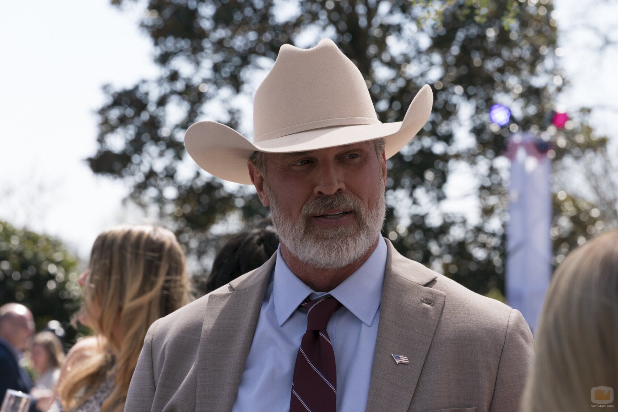Escena de Branton Box en el 1x01 de 'The Hunting Wives'