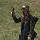 Jaime Ray Newman en el 1x01 de 'Las esposas cazadoras'