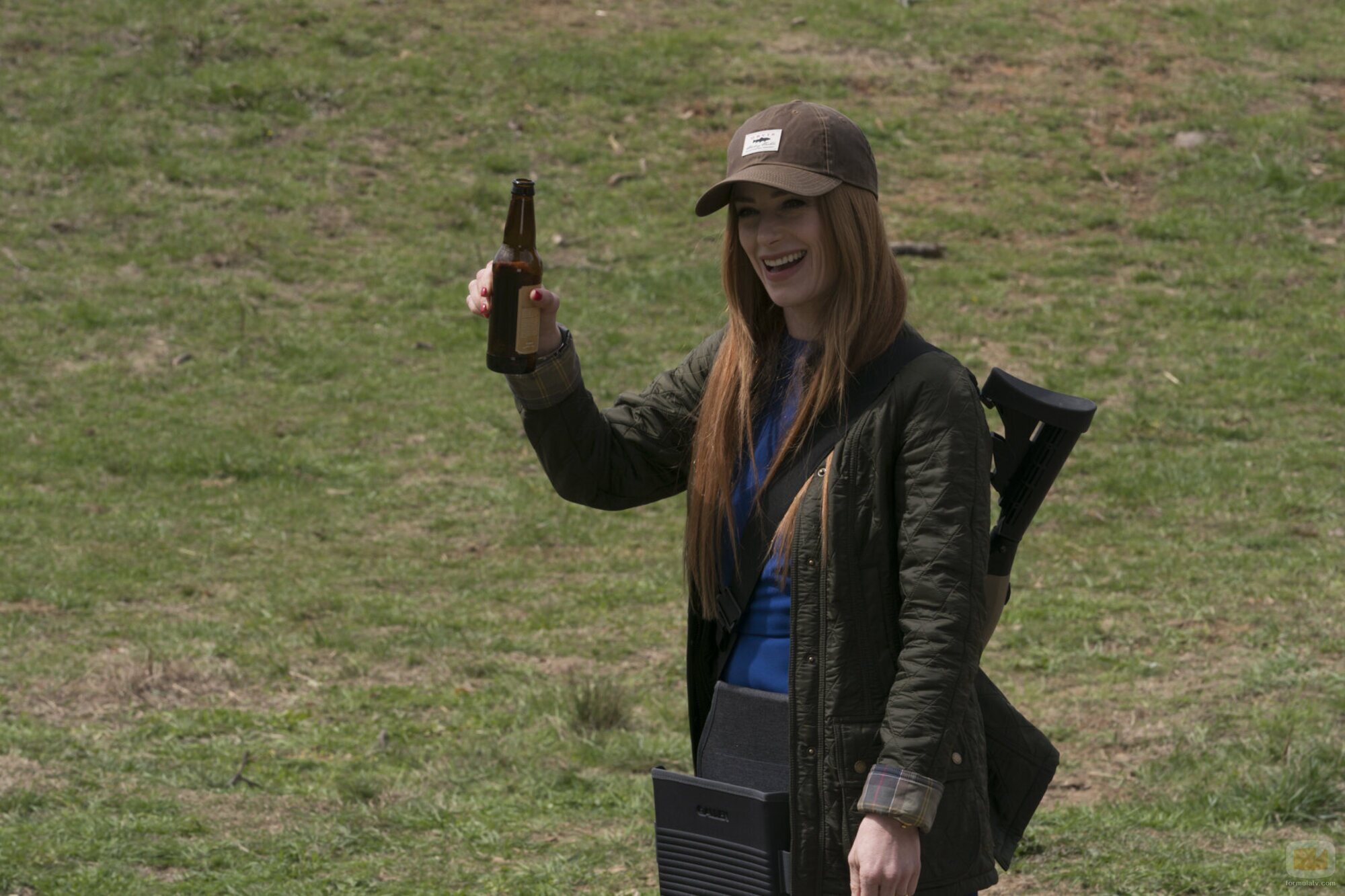 Jaime Ray Newman en el 1x01 de 'Las esposas cazadoras'