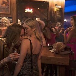 Brittany Snow y Malin Akerman en Capítulo 1 titulado 'Lugares extraños y desconocidos' de 'Las esposas cazadoras'