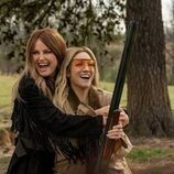 Brittany Snow y Malin Akerman en 1x01 titulado 'Lugares extraños y desconocidos' de 'Las esposas cazadoras'