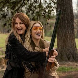Brittany Snow y Malin Akerman en 1x01 titulado 'Lugares extraños y desconocidos' de 'Las esposas cazadoras'