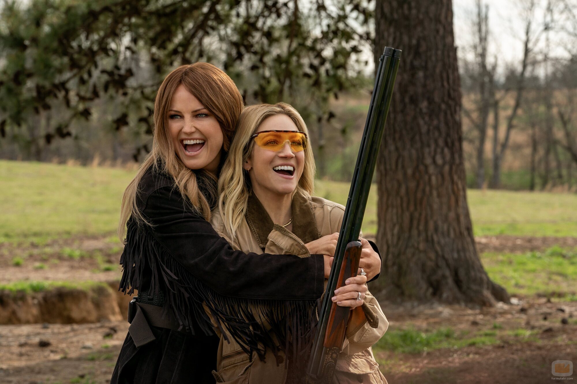 Brittany Snow y Malin Akerman en 1x01 titulado 'Lugares extraños y desconocidos' de 'Las esposas cazadoras'