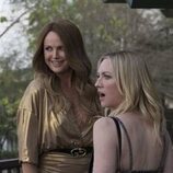 Escena de Brittany Snow y Malin Akerman en Capítulo 1 titulado 'Lugares extraños y desconocidos' de 'Las esposas cazadoras'