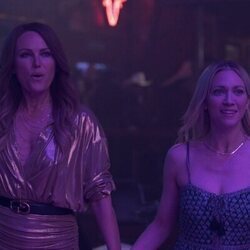 Still de Brittany Snow y Malin Akerman en la temporada 1 y el capítulo 01 de 'Las esposas cazadoras'