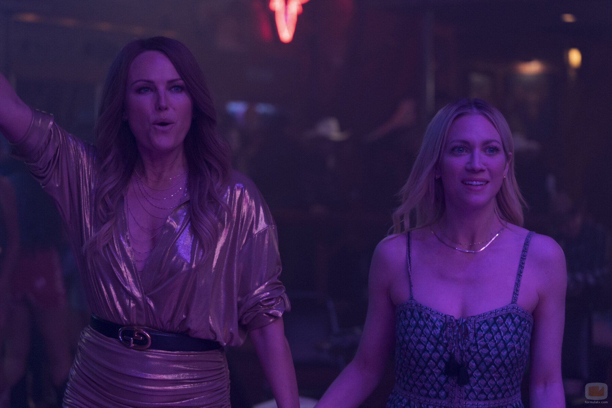 Still de Brittany Snow y Malin Akerman en la temporada 1 y el capítulo 01 de 'Las esposas cazadoras'