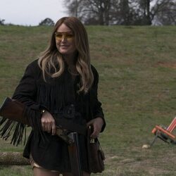 Malin Akerman en Capítulo 1 titulado 'Lugares extraños y desconocidos' de 'Las esposas cazadoras'