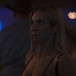 Brittany Snow en 'Lugares extraños y desconocidos' de 'The Hunting Wives'