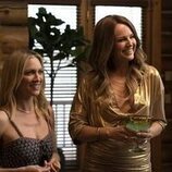 Escena de Brittany Snow y Malin Akerman en la temporada 1 y el capítulo 01 de 'Las esposas cazadoras'