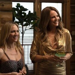 Escena de Brittany Snow y Malin Akerman en la temporada 1 y el capítulo 01 de 'Las esposas cazadoras'