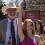 Jaime Ray Newman y Branton Box en el 1x01 de 'The Hunting Wives'