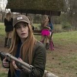 Still de Jaime Ray Newman en el 1x01 de 'Las esposas cazadoras'