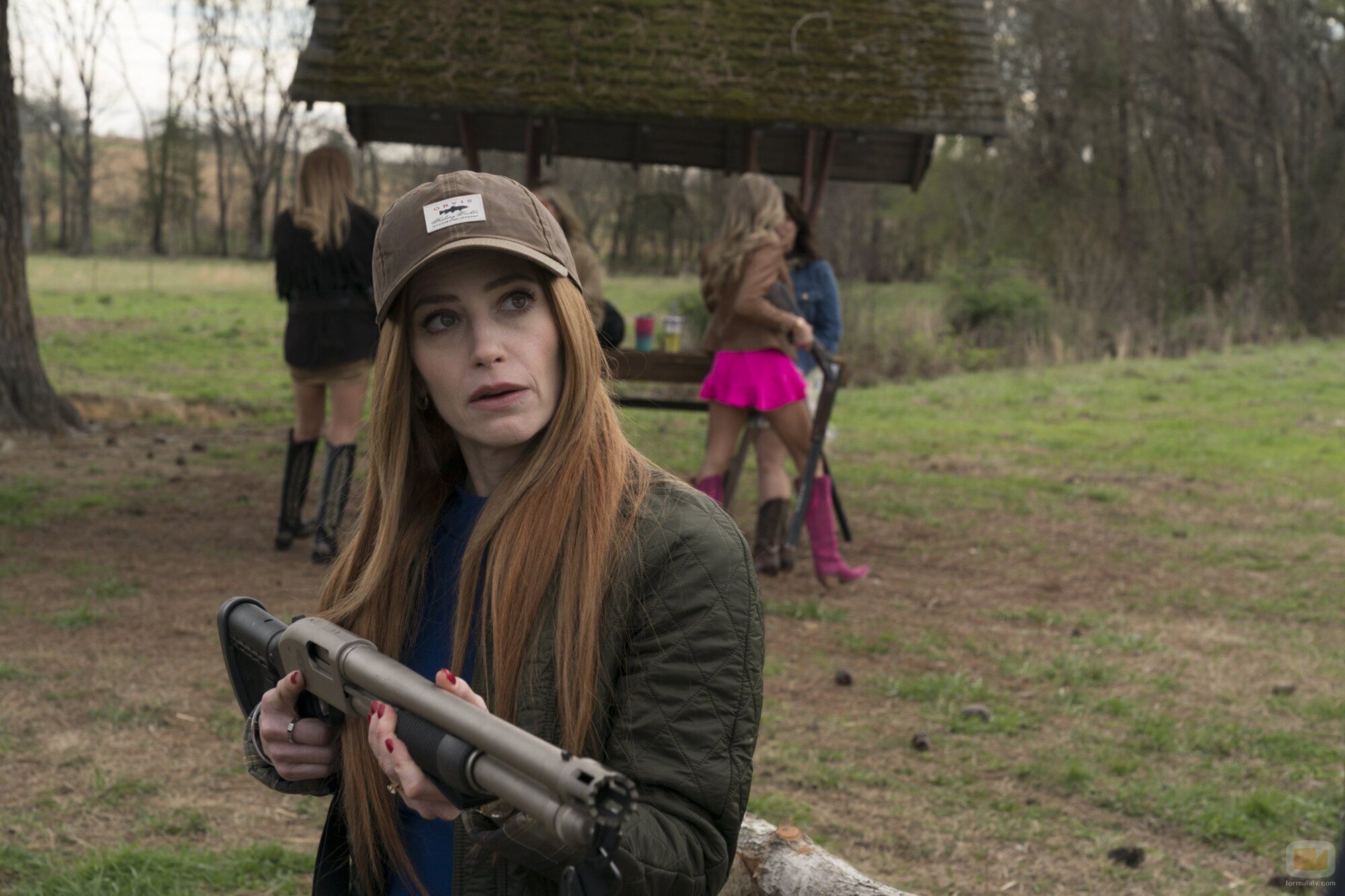 Still de Jaime Ray Newman en el 1x01 de 'Las esposas cazadoras'