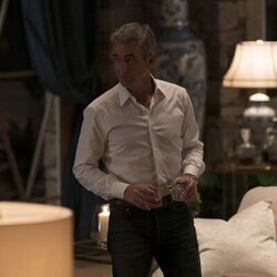 Dermot Mulroney en 1x02 'Relaciones' de 'Las esposas cazadoras'