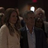 Dermot Mulroney y Malin Akerman en la temporada 1 y el capítulo 02 de 'Las esposas cazadoras'