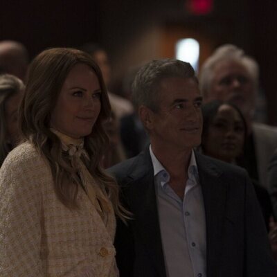 Dermot Mulroney y Malin Akerman en la temporada 1 y el capítulo 02 de 'Las esposas cazadoras'