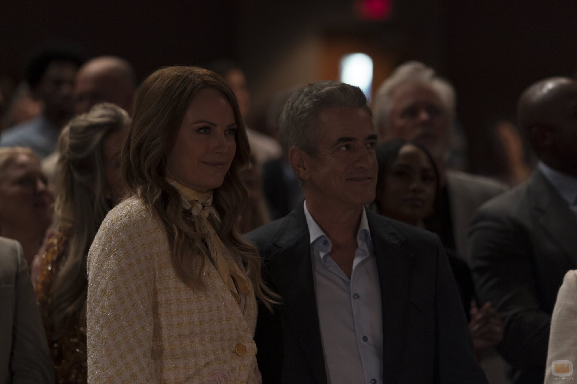 Dermot Mulroney y Malin Akerman en la temporada 1 y el capítulo 02 de 'Las esposas cazadoras'