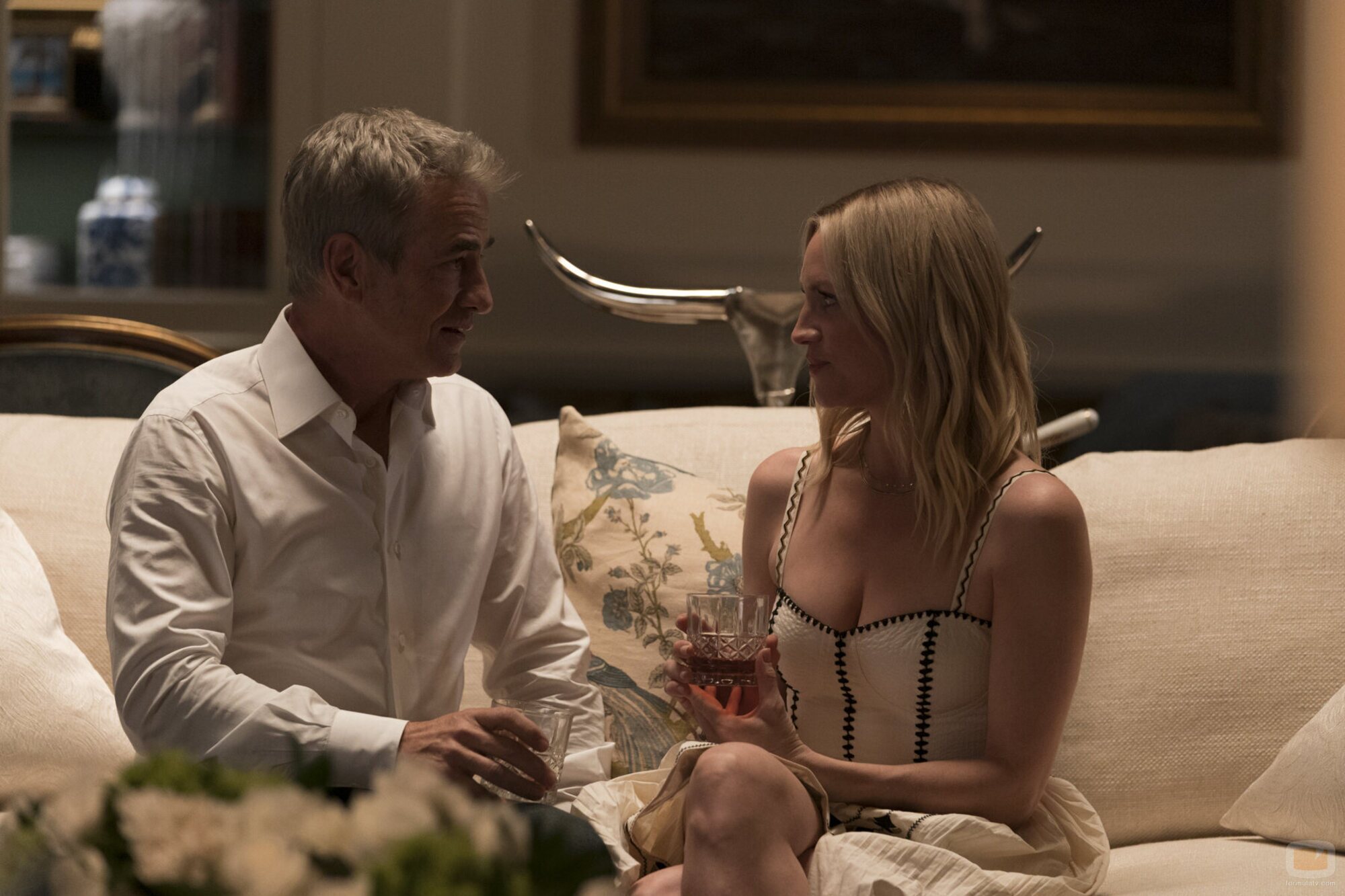 Brittany Snow y Dermot Mulroney en Capítulo 2 titulado 'Relaciones' de 'Las esposas cazadoras'