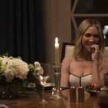 Escena de Brittany Snow en 1x02 'Relaciones' de 'Las esposas cazadoras'