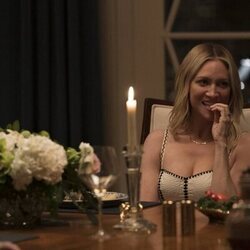 Escena de Brittany Snow en 1x02 'Relaciones' de 'Las esposas cazadoras'