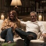 Dermot Mulroney y Malin Akerman en 'Relaciones' de 'The Hunting Wives'