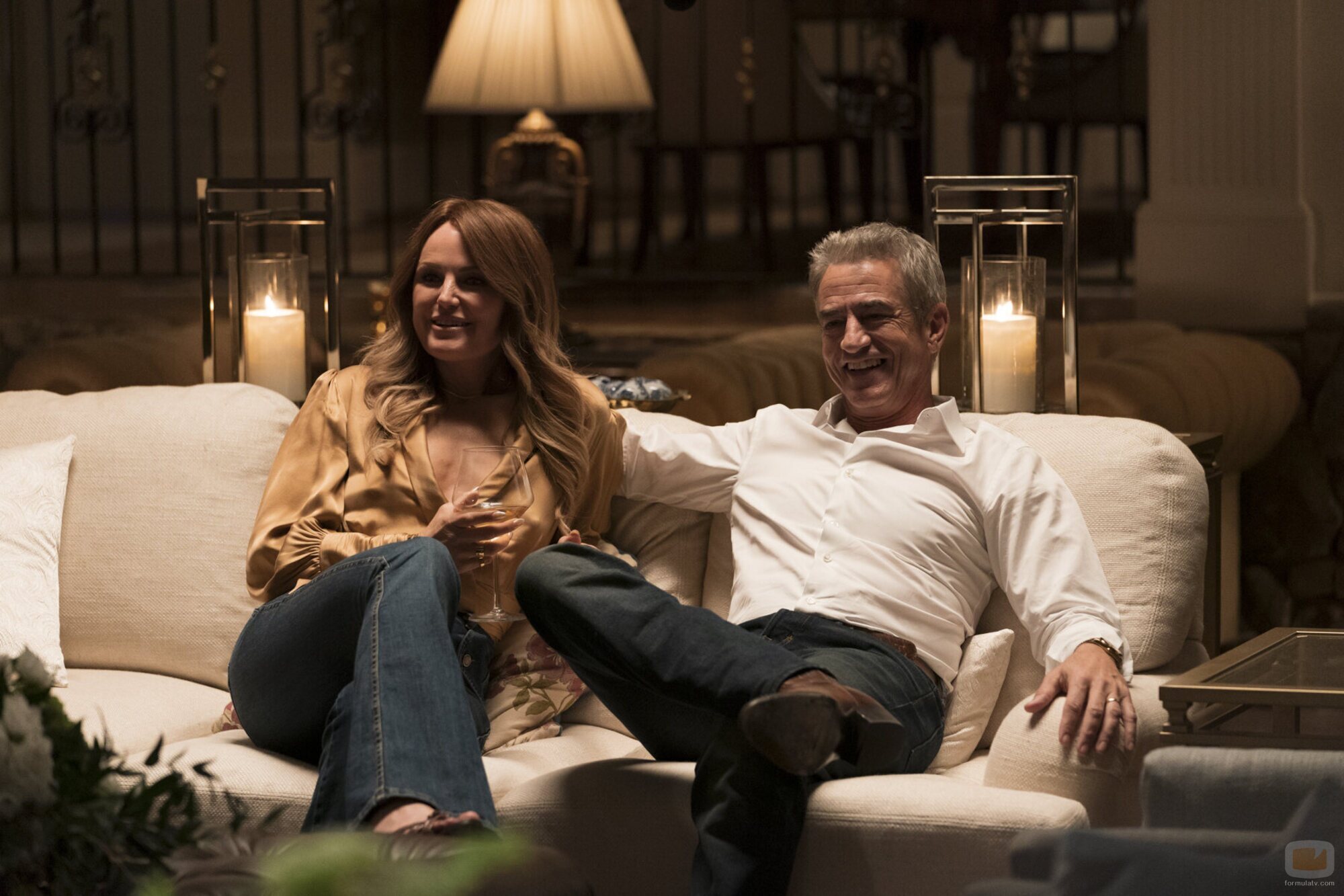 Dermot Mulroney y Malin Akerman en 'Relaciones' de 'The Hunting Wives'