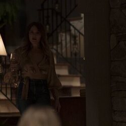 Malin Akerman en 1x02 'Relaciones' de 'Las esposas cazadoras'