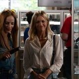 Jaime Ray Newman y Brittany Snow en el 1x03 de 'The Hunting Wives'