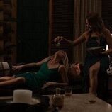 Malin Akerman y Brittany Snow en Capítulo 3 titulado 'Todo se revela al amanecer' de 'Las esposas cazadoras'