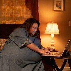 Chrissy Metz en 1x03 'Todo se revela al amanecer' de 'Las esposas cazadoras'