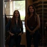 Malin Akerman y Katie Lowes en el 1x03 de 'Las esposas cazadoras'