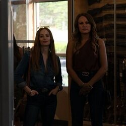 Malin Akerman y Katie Lowes en el 1x03 de 'Las esposas cazadoras'