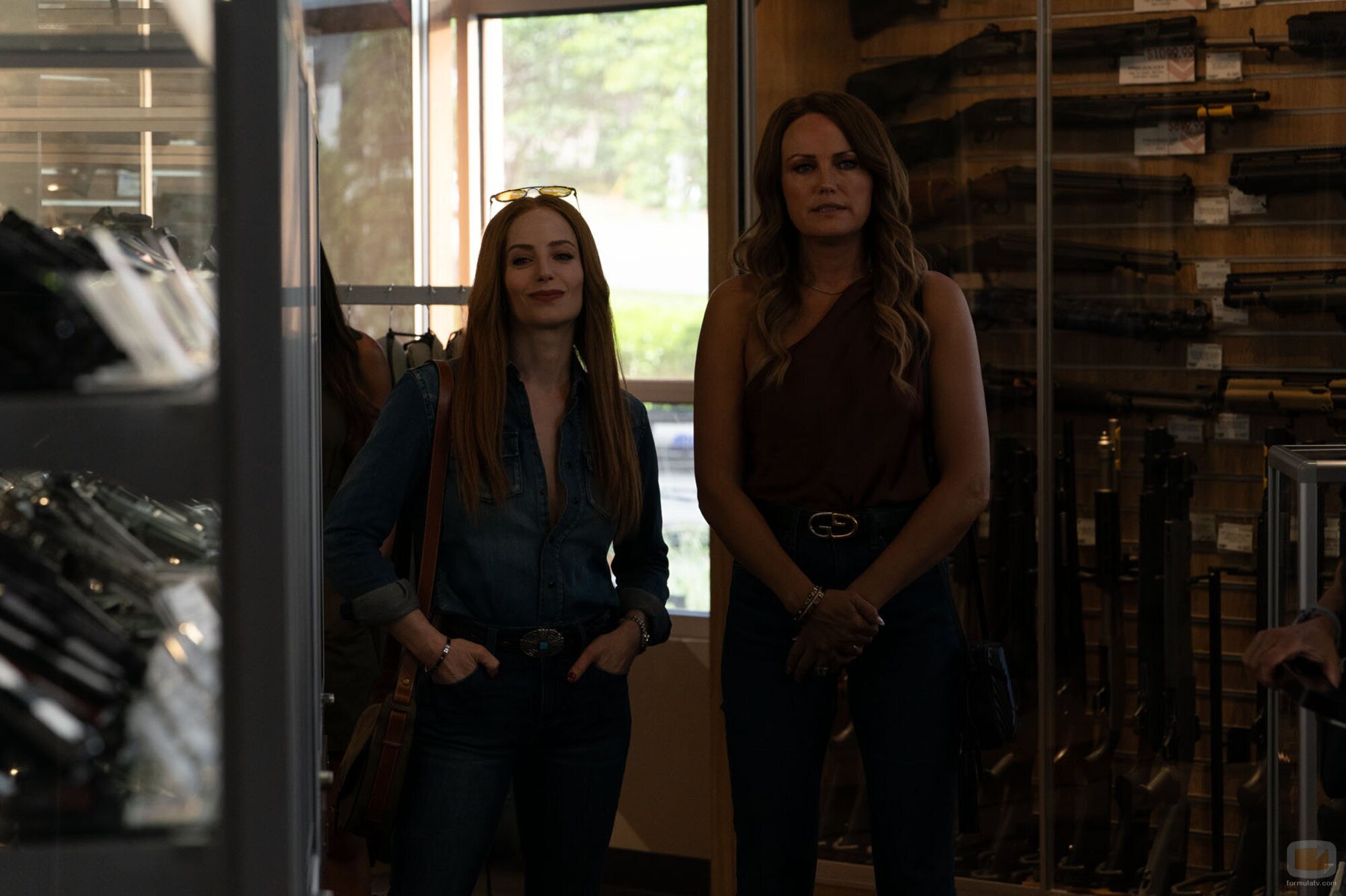 Malin Akerman y Katie Lowes en el 1x03 de 'Las esposas cazadoras'